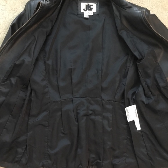 Beautiful Leather Jacket - Picture 3 of 6